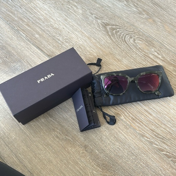 Prada sunglasses - Picture 1 of 5